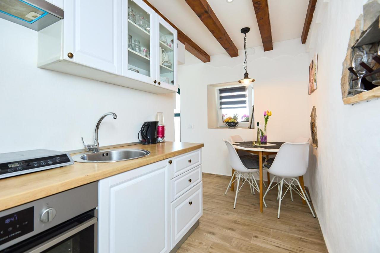 Stone House Biskup Apartment *