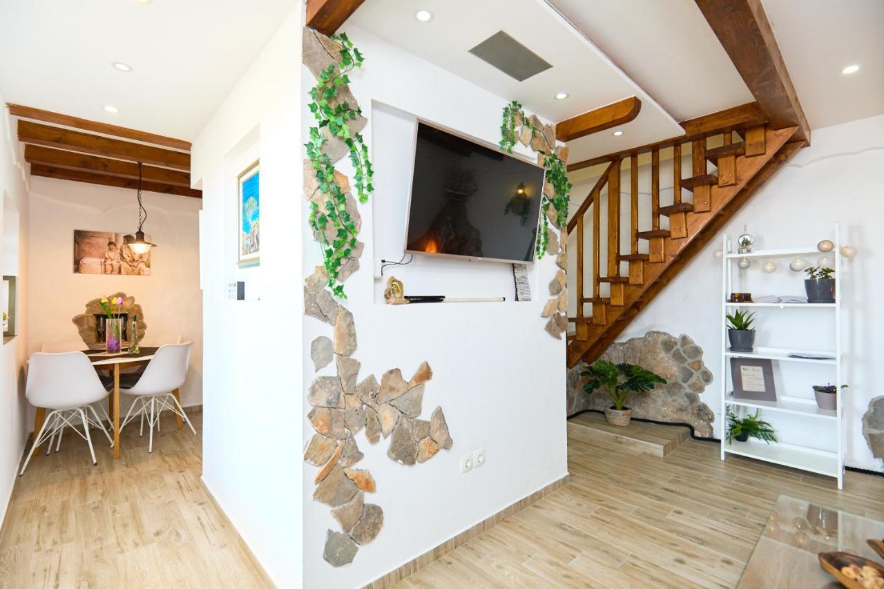 Stone House Biskup Apartment *