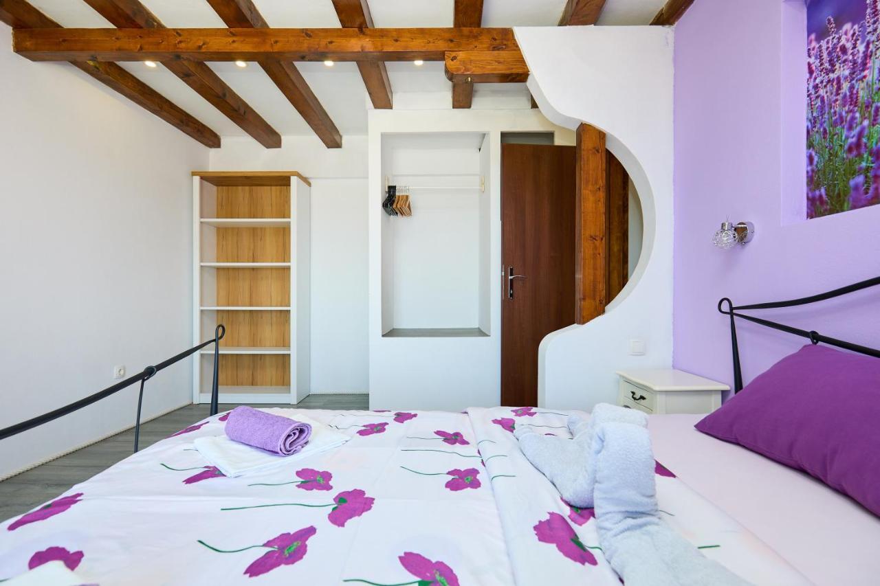 Stone House Biskup Apartment *